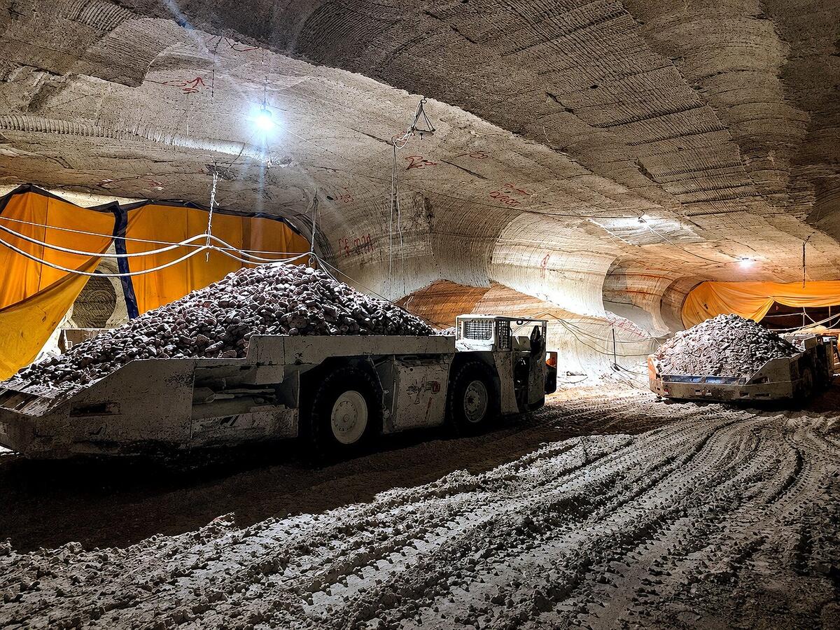 Shuttle cars carregados com minério extraído