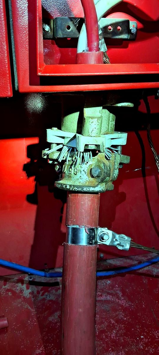 Detalhe de conector elétrico da subestação 4160V