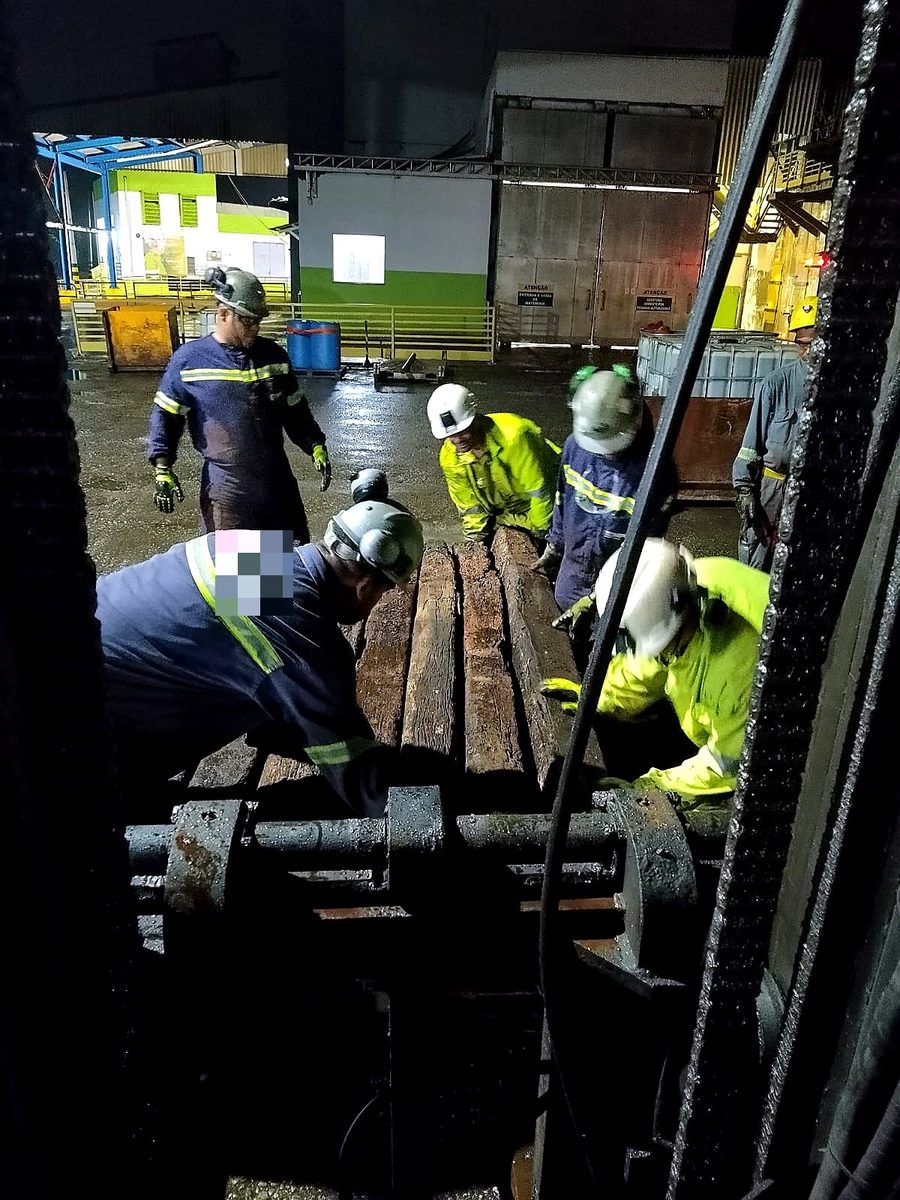 Equipe de apoio de superfície organizando a descida de materiais pelo elevador
