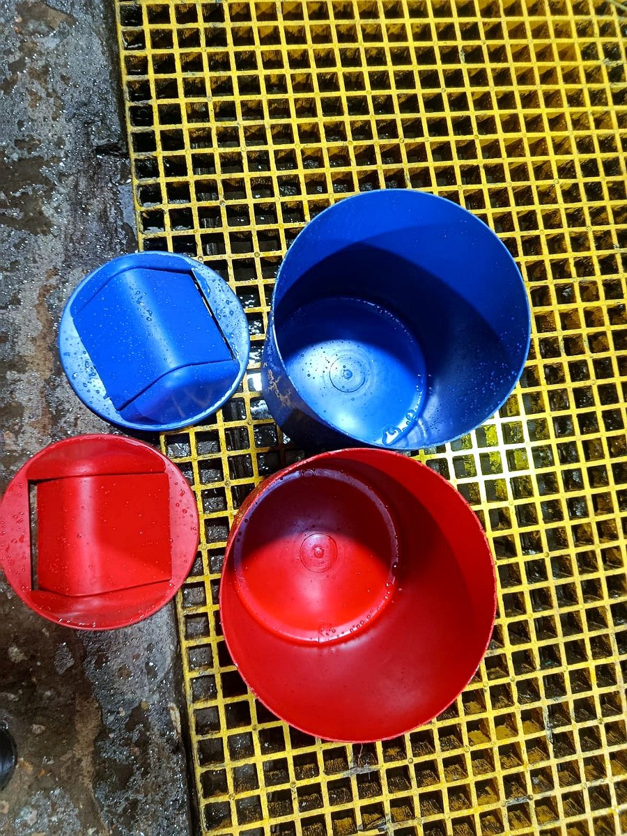Lixeiras coloridas para coleta seletiva de resíduos no subsolo