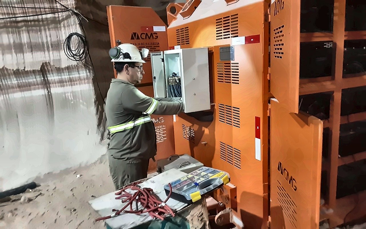 Eletricista trabalhando no banco de baterias CMG