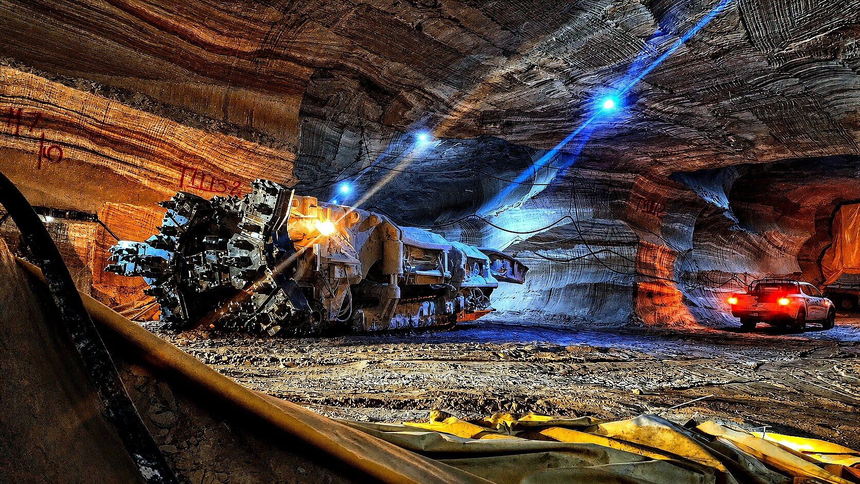 Minerador contínuo em operação na galeria subterrânea